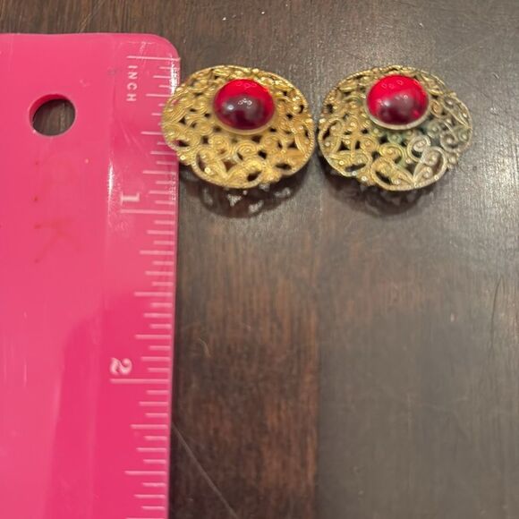 Vintage scrolled gold with red center clip earrings - Picture 2 of 3